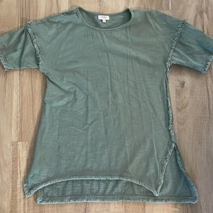 Umgee Size M- Dress

Fray details on sleeve and bottom.